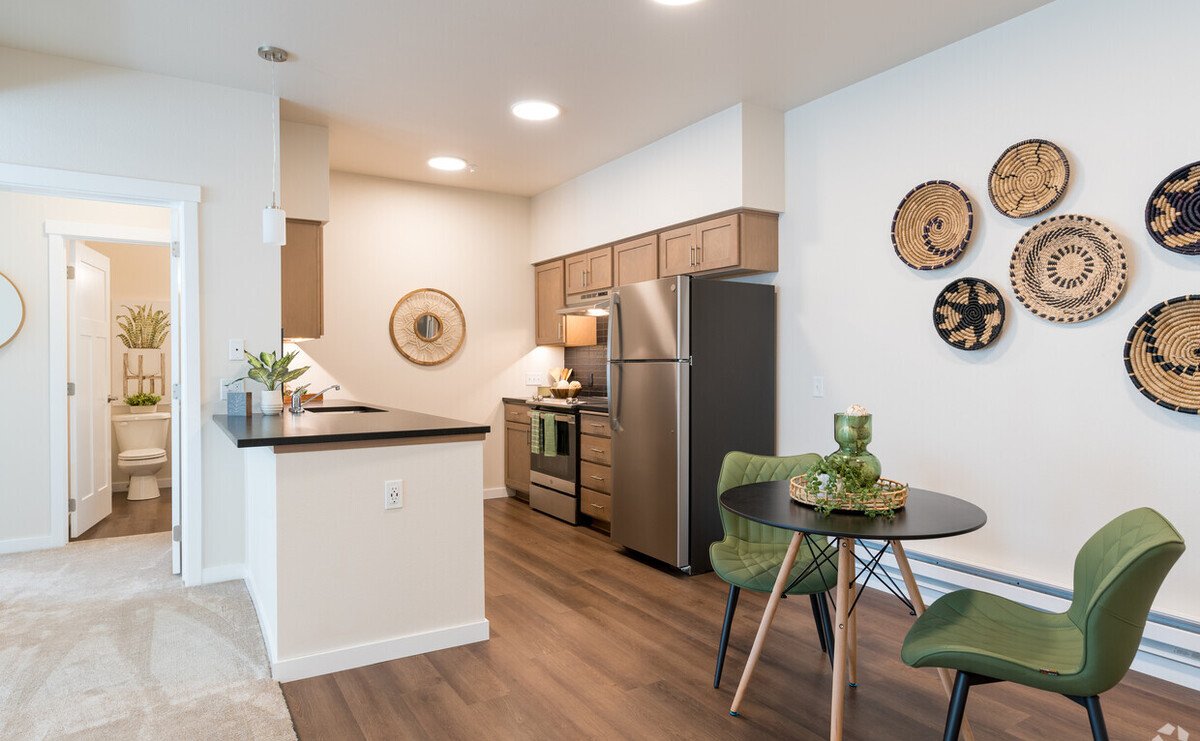 SUITABLE 1 BED/ 1 BATH APARTMENT IN WALNUT
