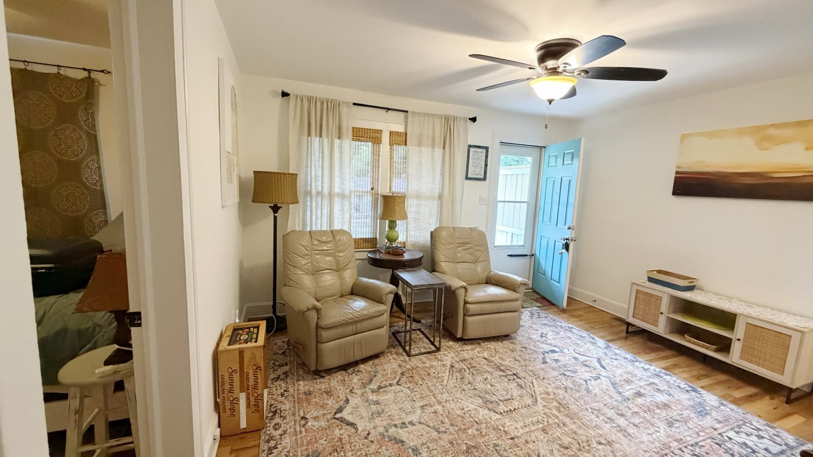Catawba River Hideout, a cozy river-town cottage 1 mile from CaroMont Belmont Hospital, I-85, and Tailrace Marina at the Catawba River