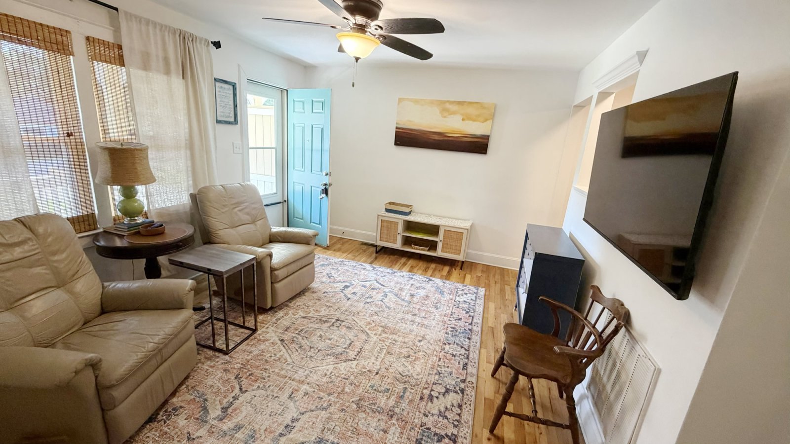 Catawba River Hideout, a cozy river-town cottage 1 mile from CaroMont Belmont Hospital, I-85, and Tailrace Marina at the Catawba River